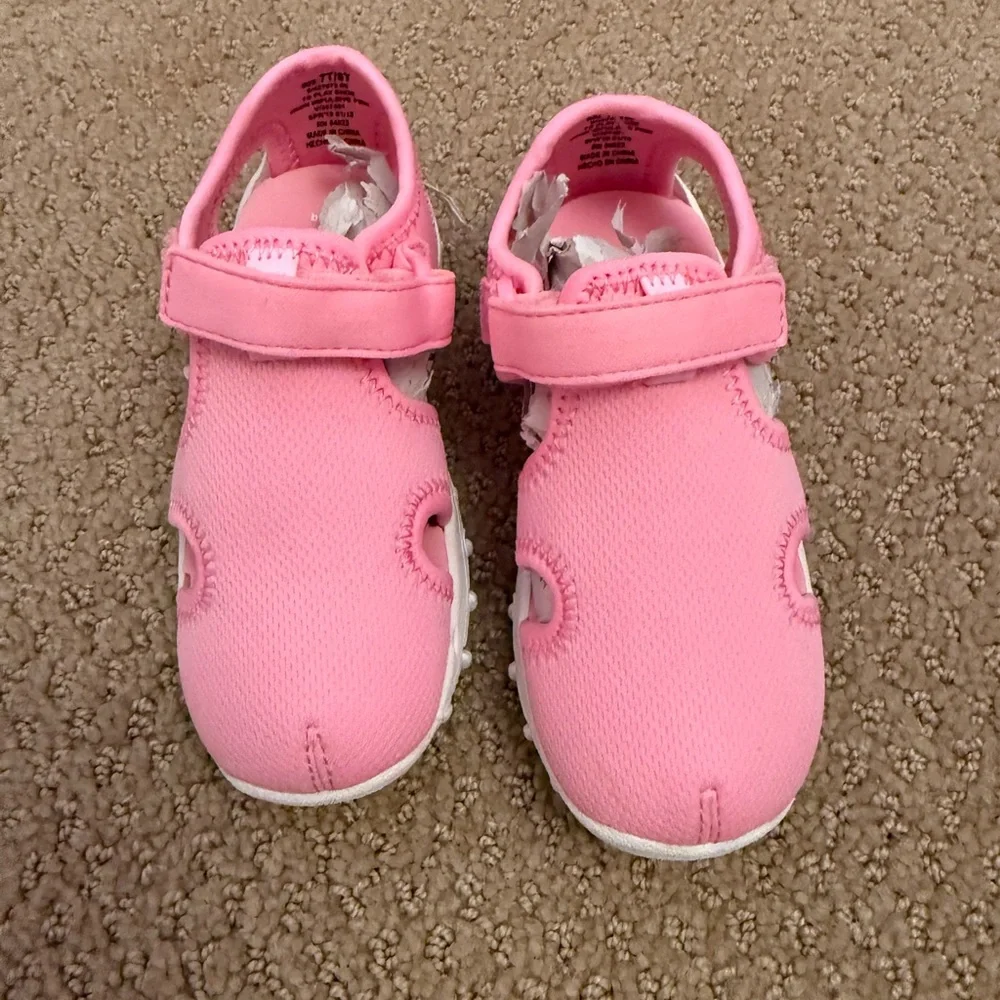 New without tag. Baby Gap water shoes. Size 7T/8T